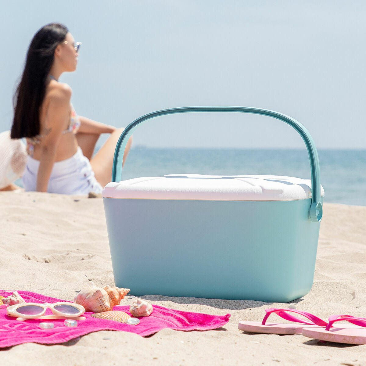 Travel insulated cooler box with handle